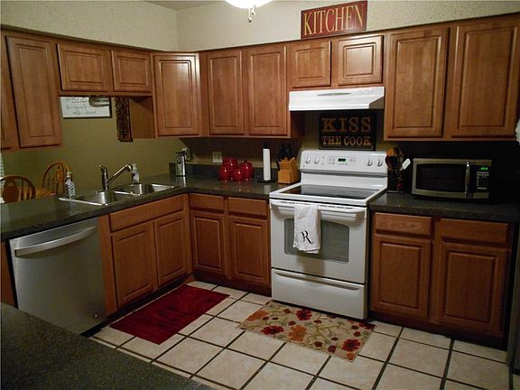 2nd image of 2709 Lake Gardens Dr
