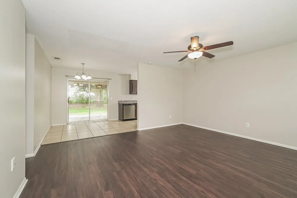 3 bed, 2.0 bath, 1050 sqft, $1,650 — Photo 3