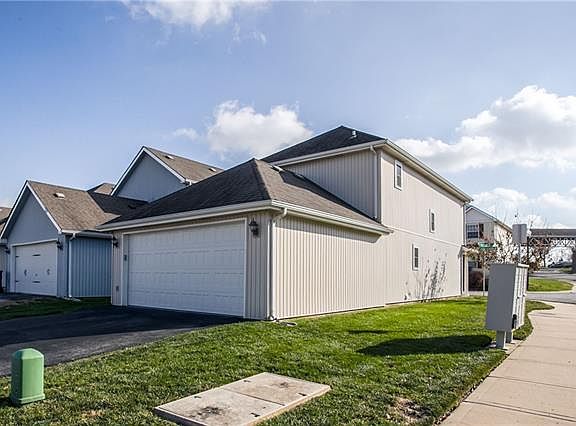 4th image of 300 NE Coldwater Creek Dr