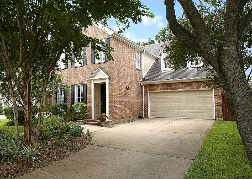 4115 Ruskin is a lovely well cared for home with 4 bedrooms , 3 full and 1 half baths. Fabulous W. U
