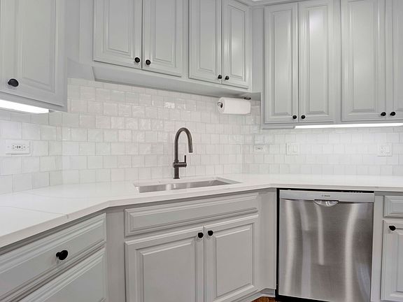 4th image of 728 W Addison St APT G