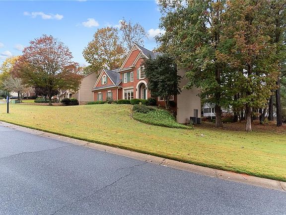 3rd image of 2778 Lake Forest Trl