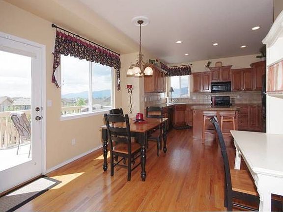 Eat-In Kitchen w/Walkout