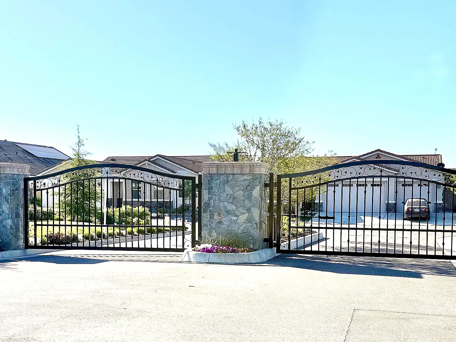 4 bed, $4,450 — Photo 1