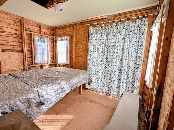 5th image of 687-905 Cedar Way