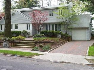 36 Warwick Rd, Great Neck, NY 11023