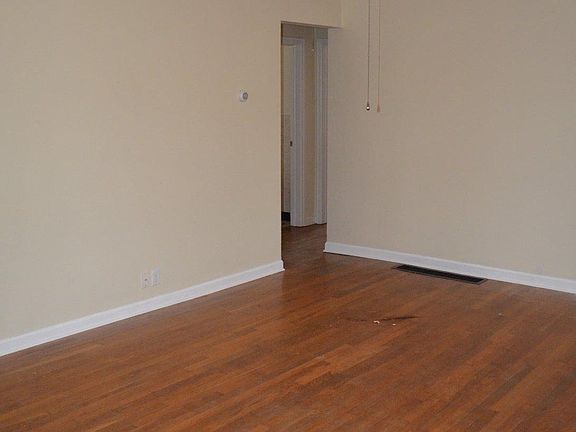 5th image of 319 Creekview Dr