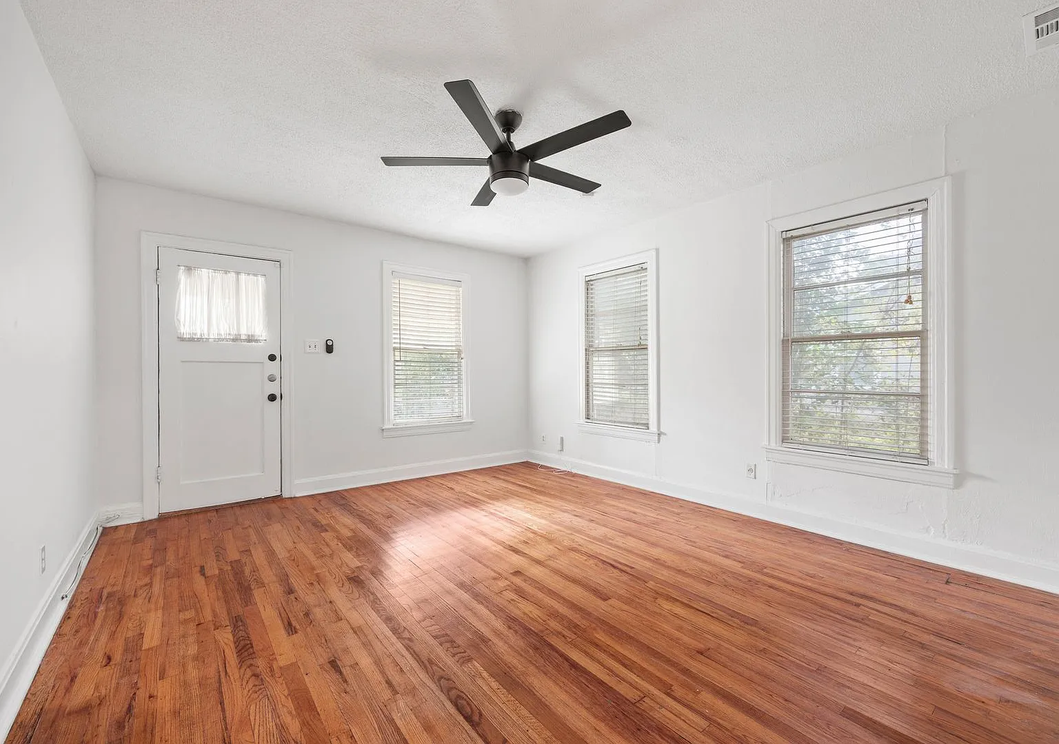 Cute two Bedroom Home in The Heart of Austin — Photo 4