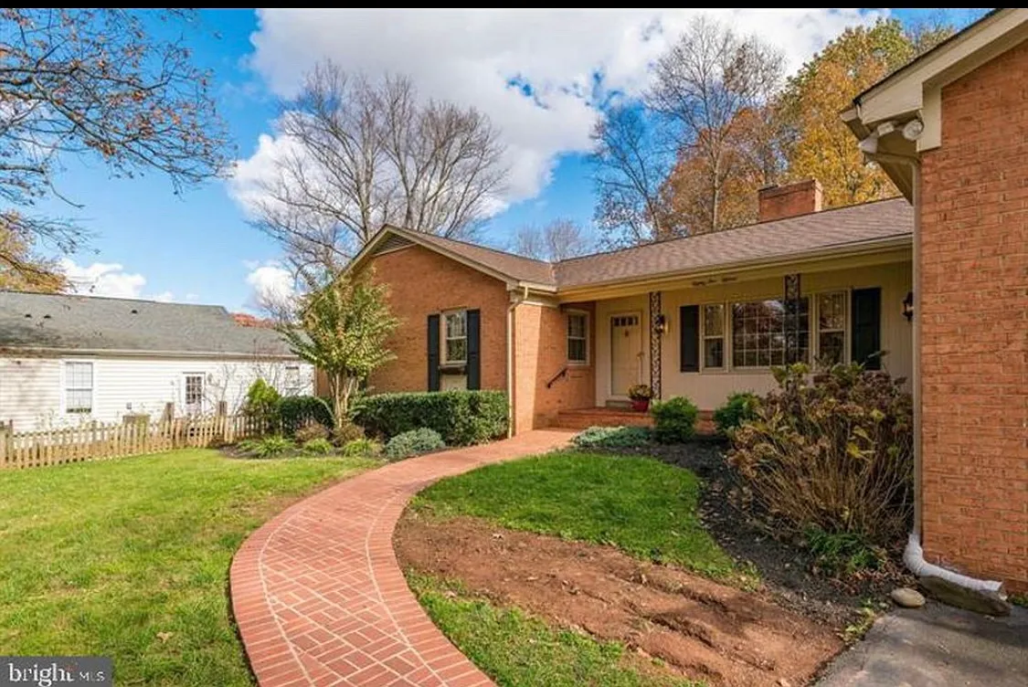8515 Thomas Dr — Photo 1
