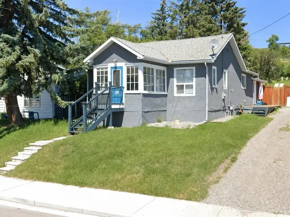 18 S Maple St, Okotoks, AB T1S 1J6