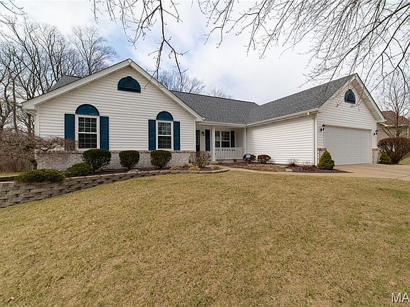 3rd image of 513 Crown Passage Dr