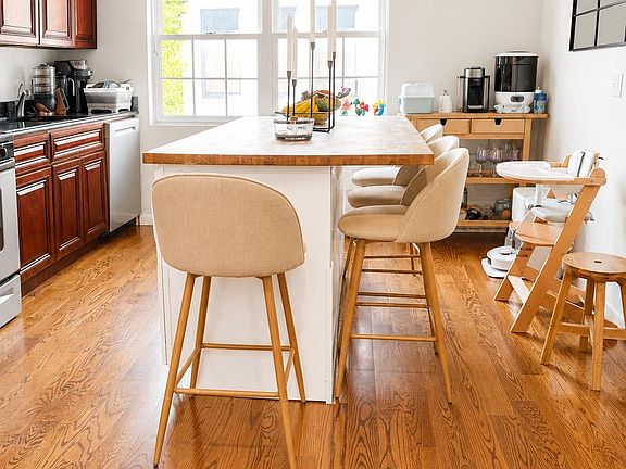 4th image of 135 38th St APT 507