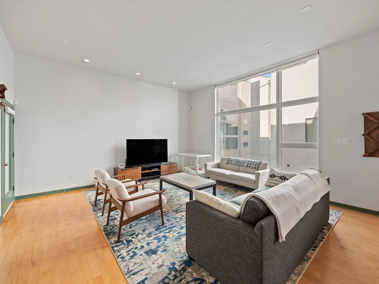 3 bed, 3.5 bath, 2005 sqft, $2,700 — Photo 4
