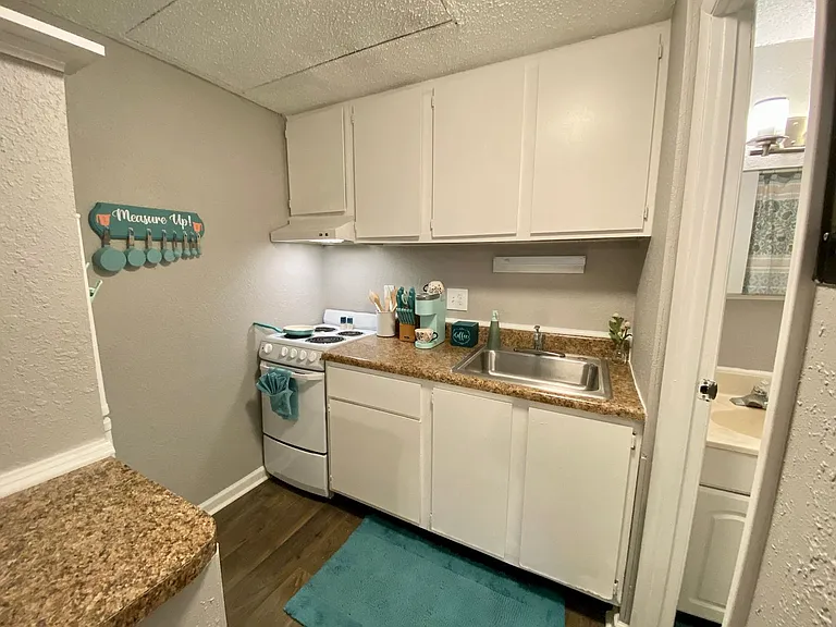 Bentwood Apartments — Photo 11