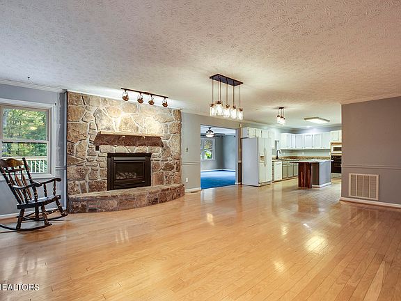 4th image of 500 Mountain Breeze Ln
