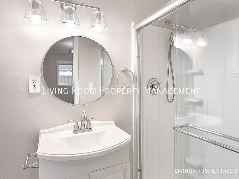 2040 SW Huntington Ave — Photo 8