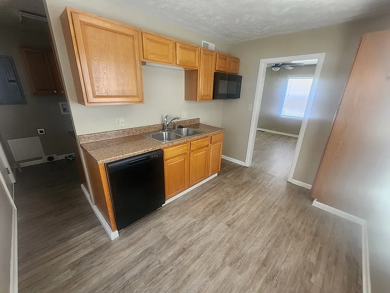 907 Greenview Ave — Photo 10