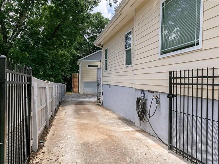 1084 Sanders Ave SE #A — Photo 43