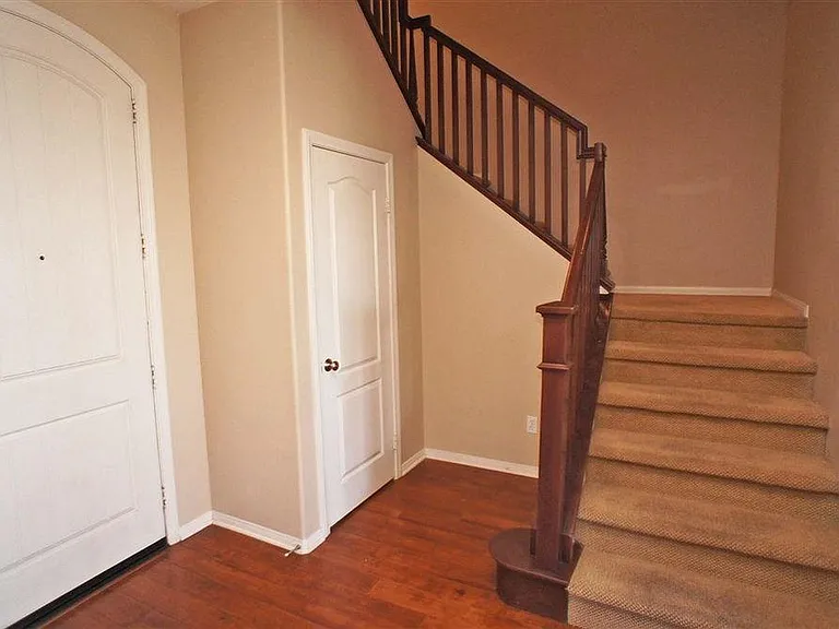7778 Highwood Ave — Photo 8