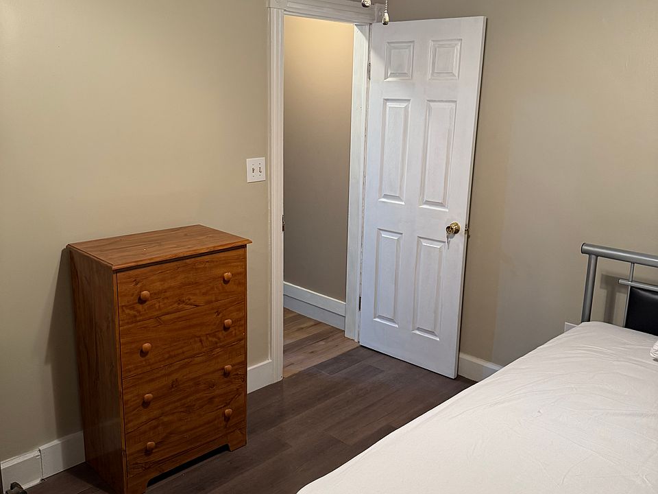 2nd image of 215 Hall St Room 1