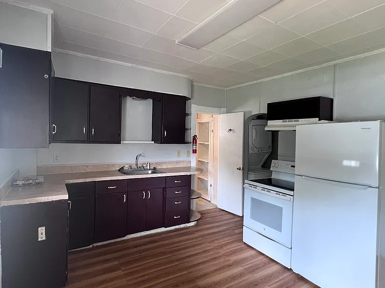 Kitchen (Fridge less than a year old)