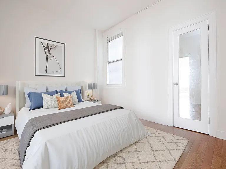 858 8th Ave #4R — Photo 1