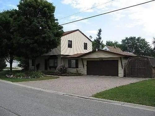 1421 Leslie Ave photo 1