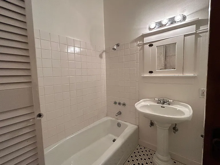 14 Grant St — Photo 8
