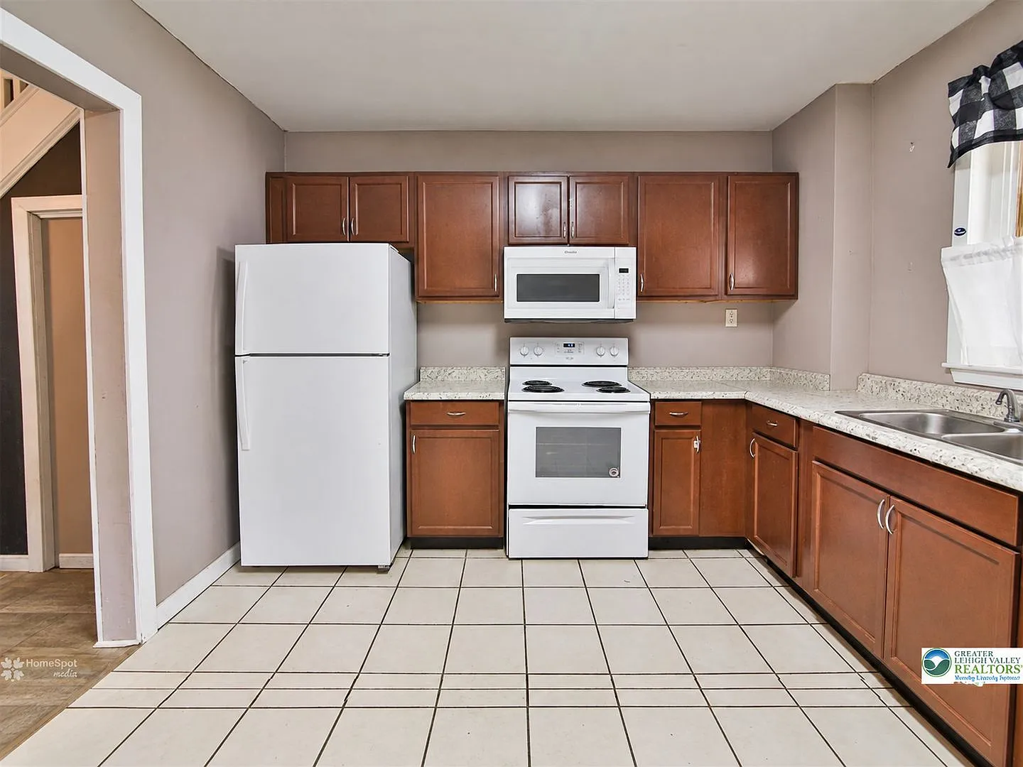 All-brick 4-bedroom, 1-bath twin home in Nesquehoning Borough — Photo 4