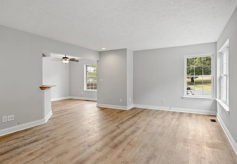 2258 N Tollgate Cir — Photo 4