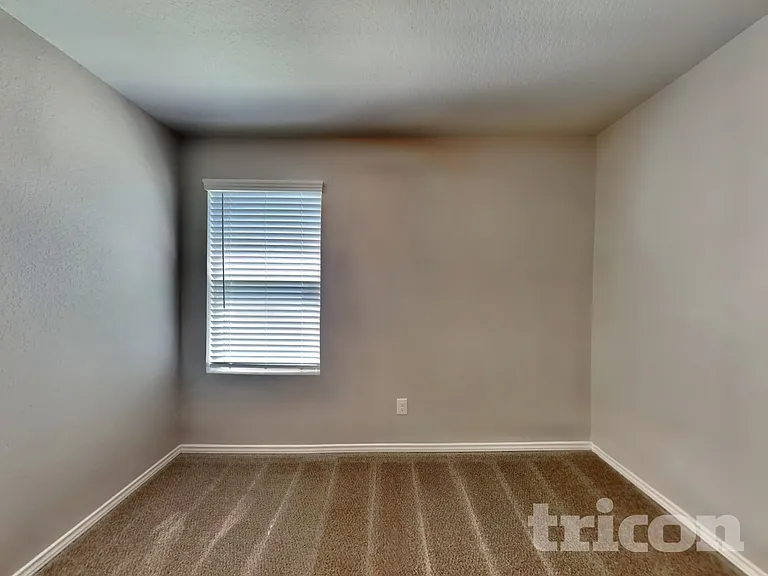5306 Everett Loop — Photo 11