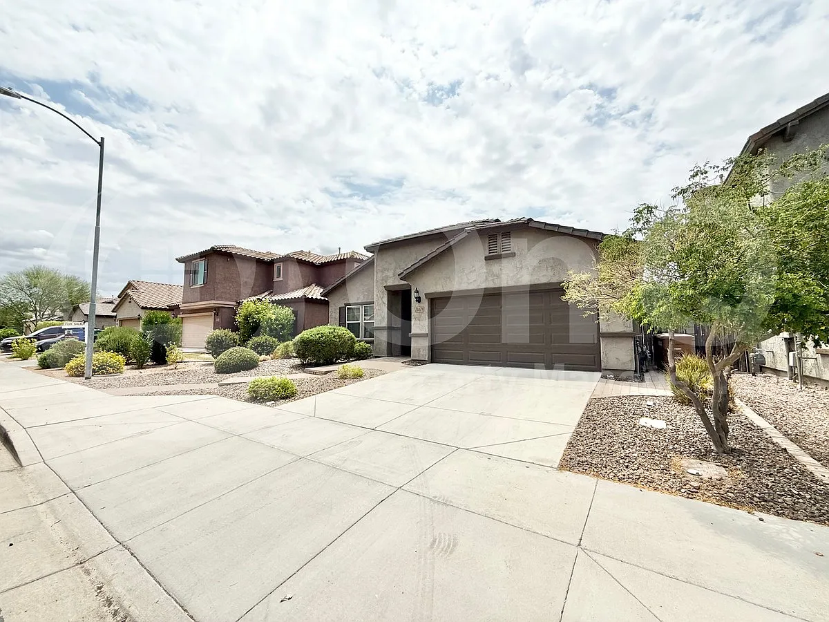 3 bed, 2.0 bath, 2112 sqft, $2,349 — Photo 2