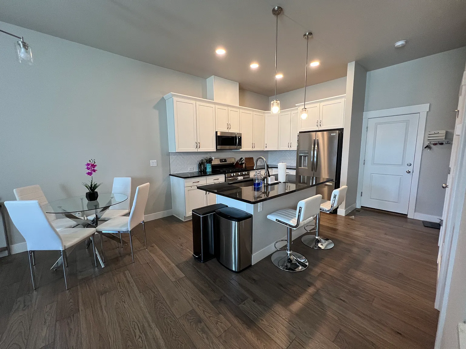 3 bed, $3,525 — Photo 4