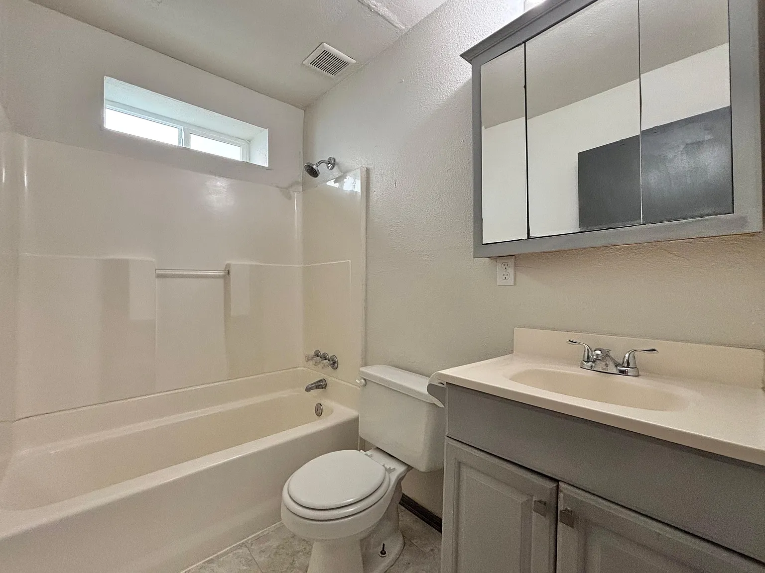 2 Bedroom Duplex almost 1,000 SQ Ft! — Photo 4