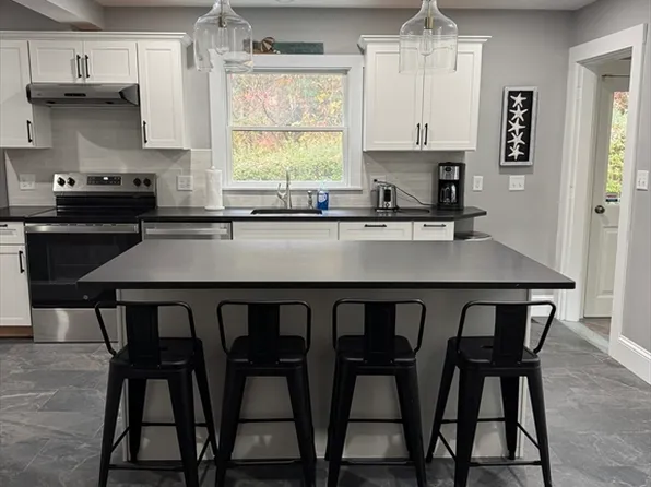 18 Granite St, Rockport, MA 01966