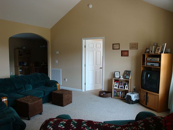 Living room w/vaulted ceiling
