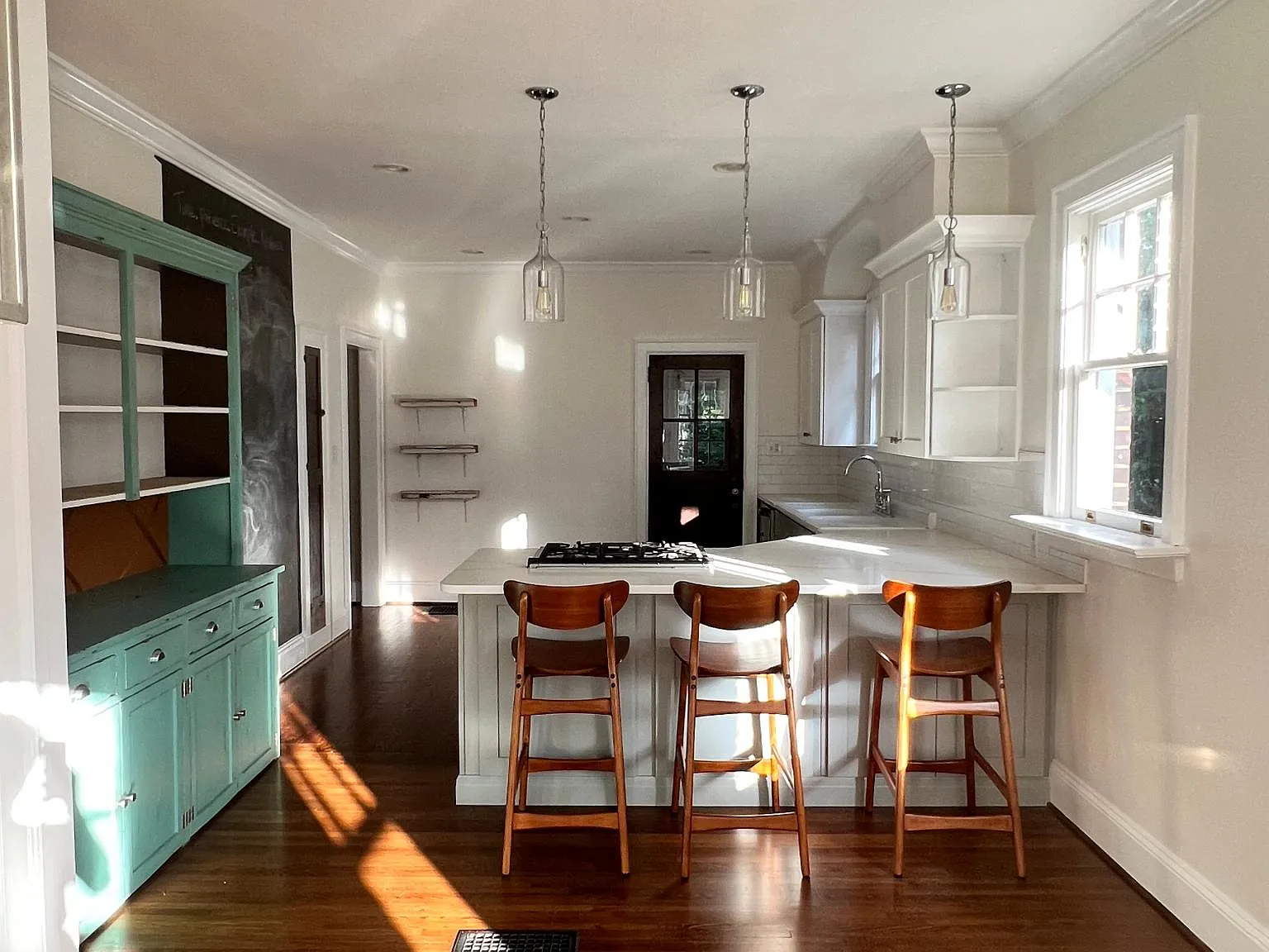 3 bed, 1900 sqft, $3,100 — Photo 3
