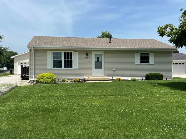 9 Warren Ct, Warrensburg, IL 62573