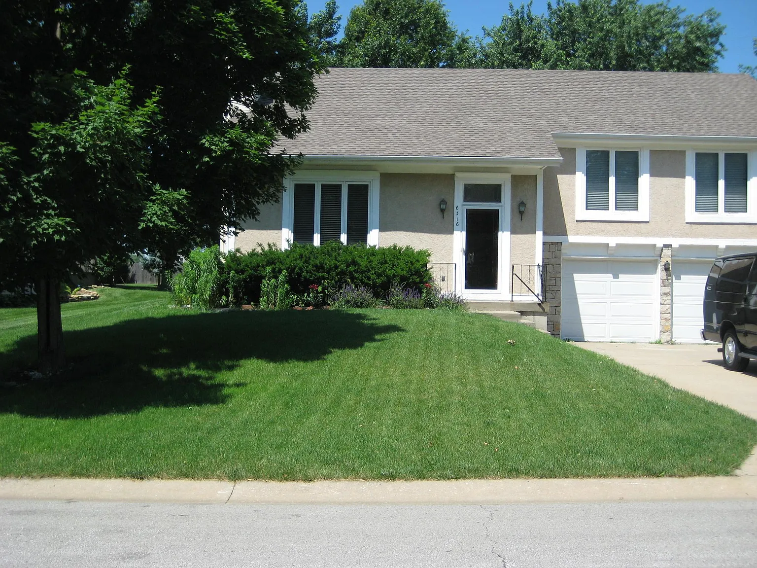 6316 Charlotte St — Photo 1