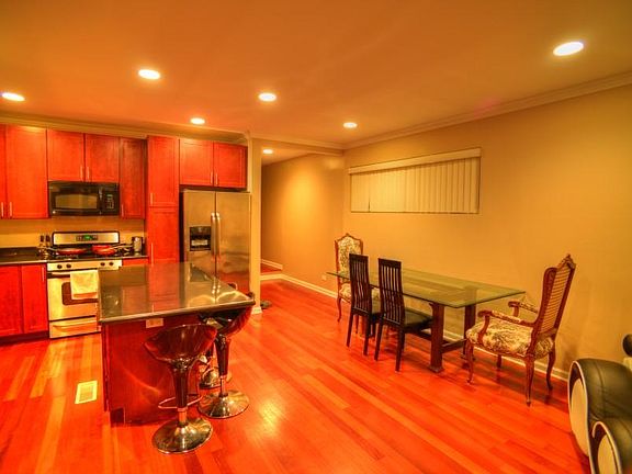 4th image of 214 S Wood St APT 1