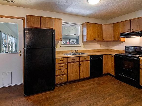 3rd image of 568 Rosehill Dr #568
