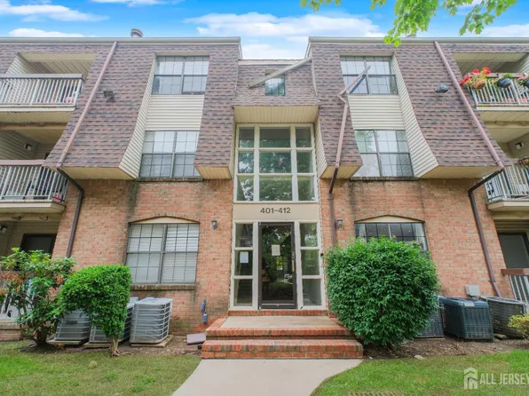 402 Hidden Village Dr, Perth Amboy, NJ 08861