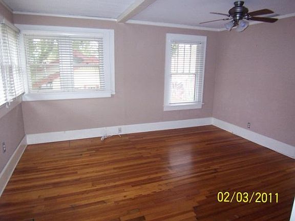 3rd image of 224 1/2 9th Ave NE