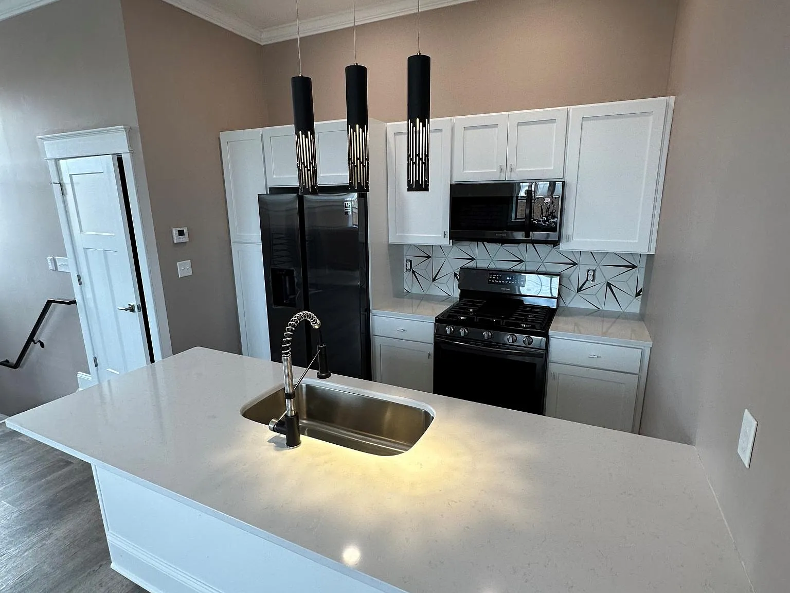 151 E Eagle St — Photo 4