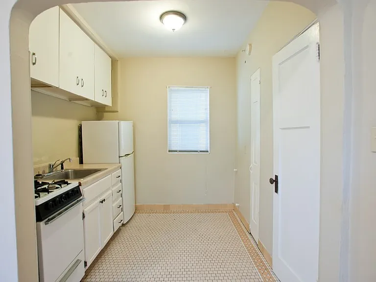 1 Bd/1ba W Heat Near Brady Half Off First Month — Photo 15