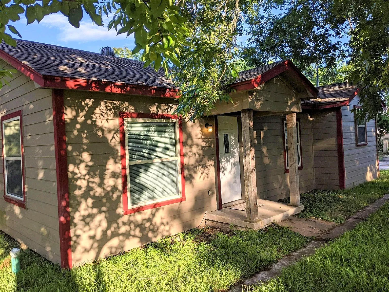 501 Live Oak St — Photo 2