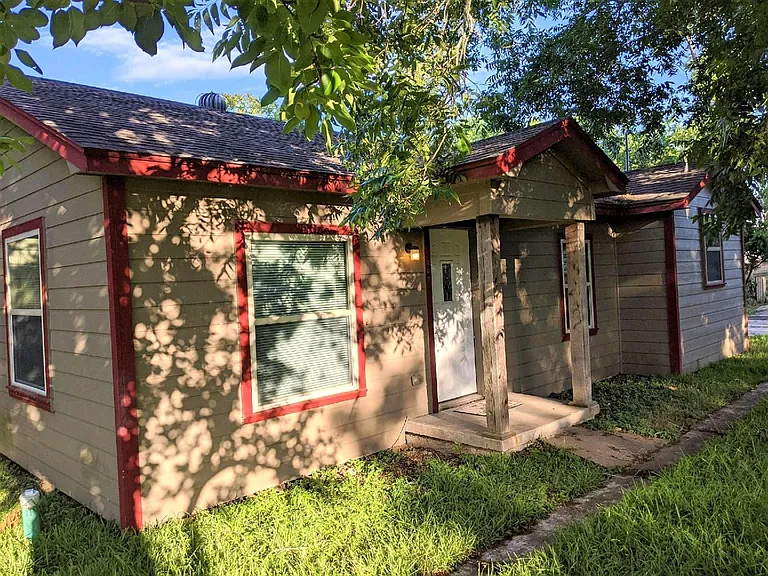 501 Live Oak St — Photo 2