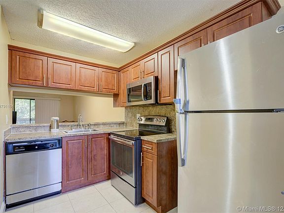 2nd image of 4078 Lakeside Dr #4078