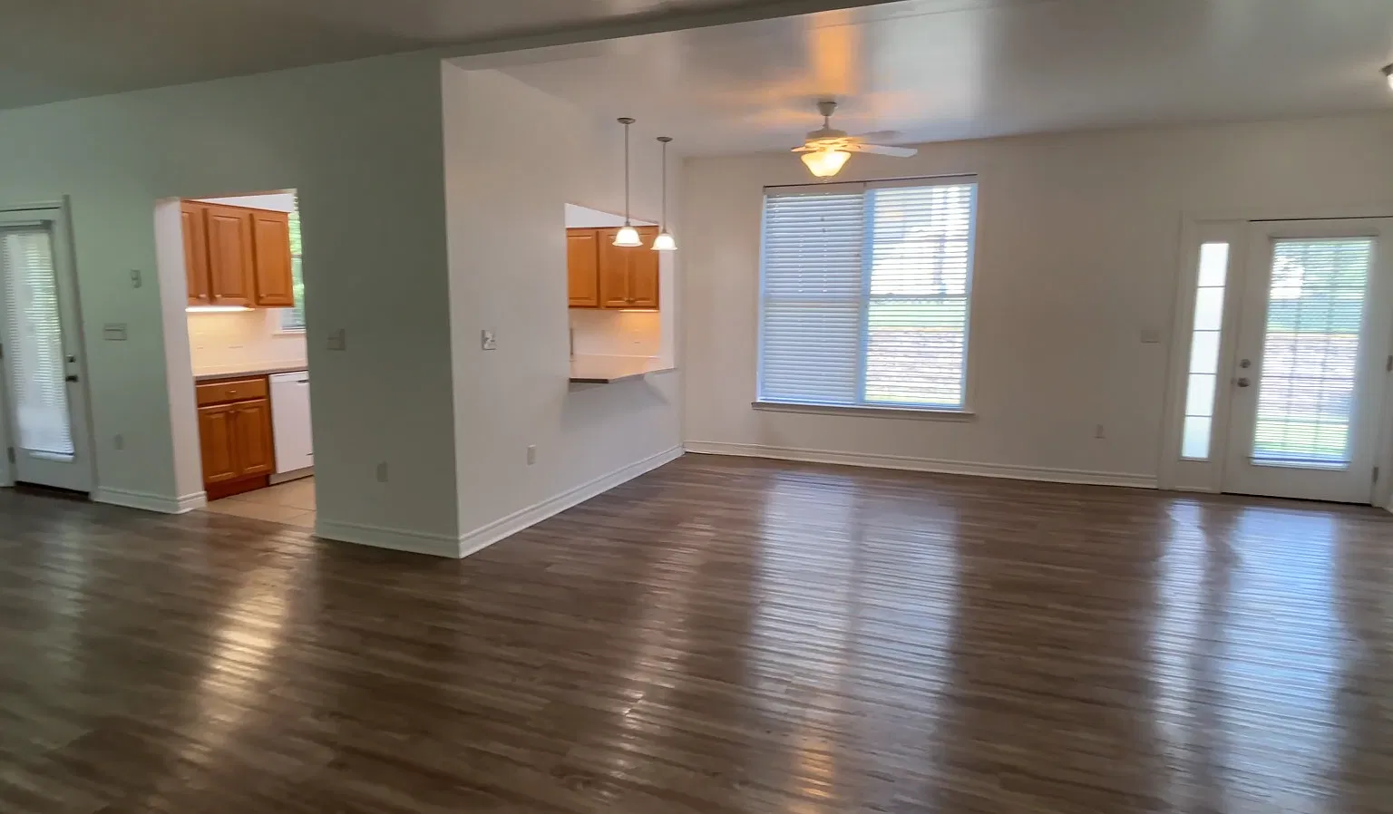 3 bed, 2.5 bath, 1900 sqft, $6,081 — Photo 3