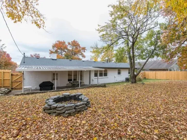 1027 Gainesway Dr — Photo 4